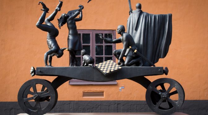 Statyn Teatervagnen av Peter Linde
