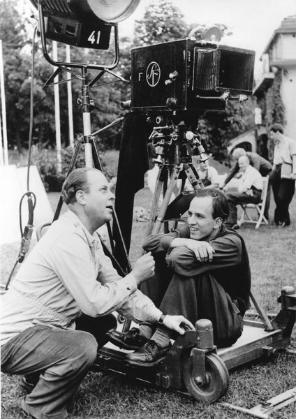 Gösta Roosling och Ingmar Bergman under inspelningen av Kris (1946).