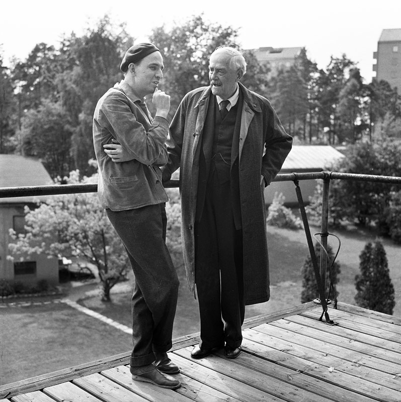 Ingmar Bergman och Victor Sjöström under inspelningen av Smultronstället, på lilla ateljéns balkong.