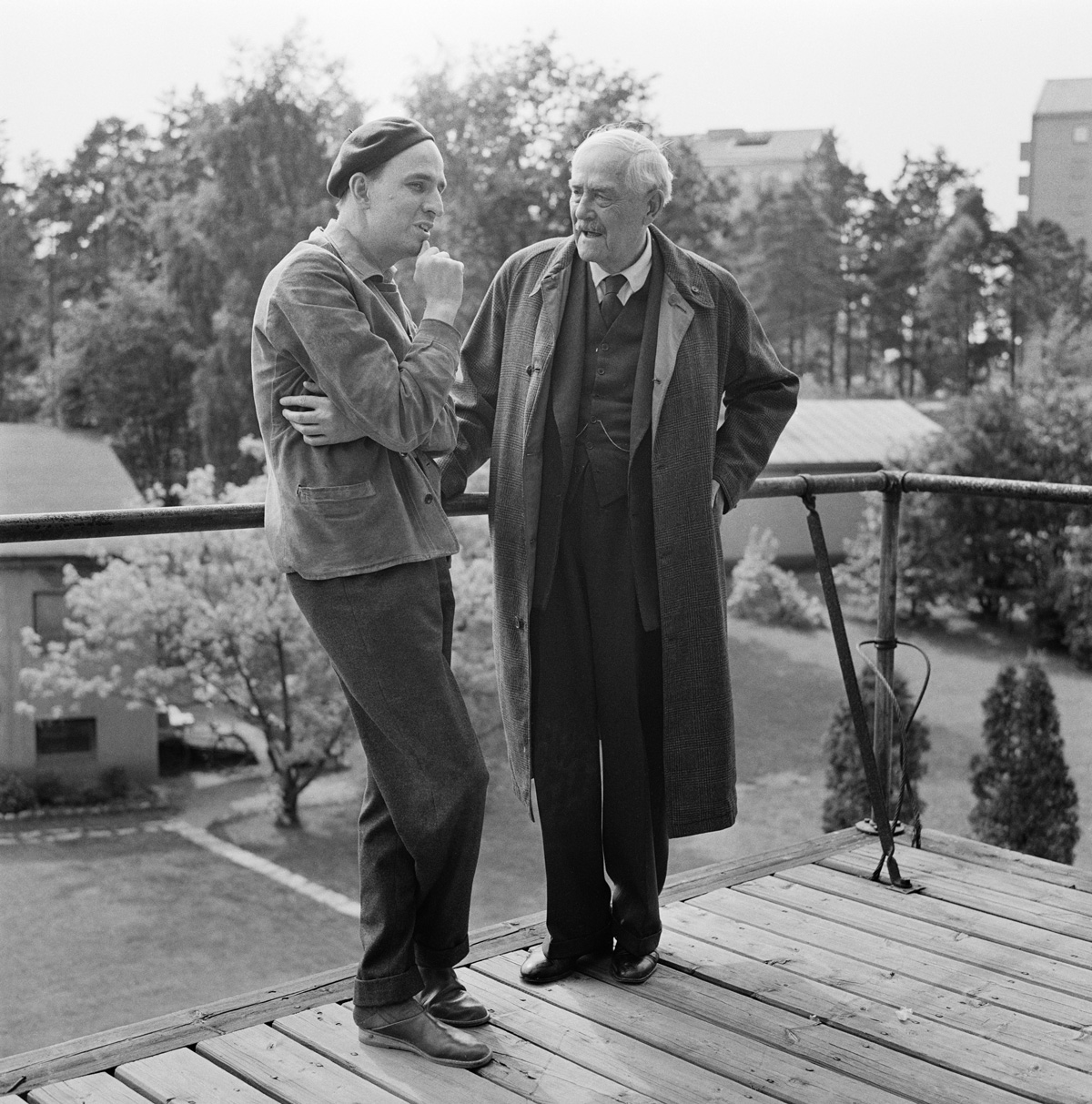 Filmstaden Råsunda. Ingmar Bergman i samtal med Victor Sjöström, vid filminspelningen av "Smultronstället". V. Sjöström, 78 år, gör huvudrollen i I. Bergmans nya film.