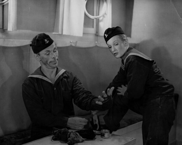 Poppe och Ossbahr i Blåjackor (1945).